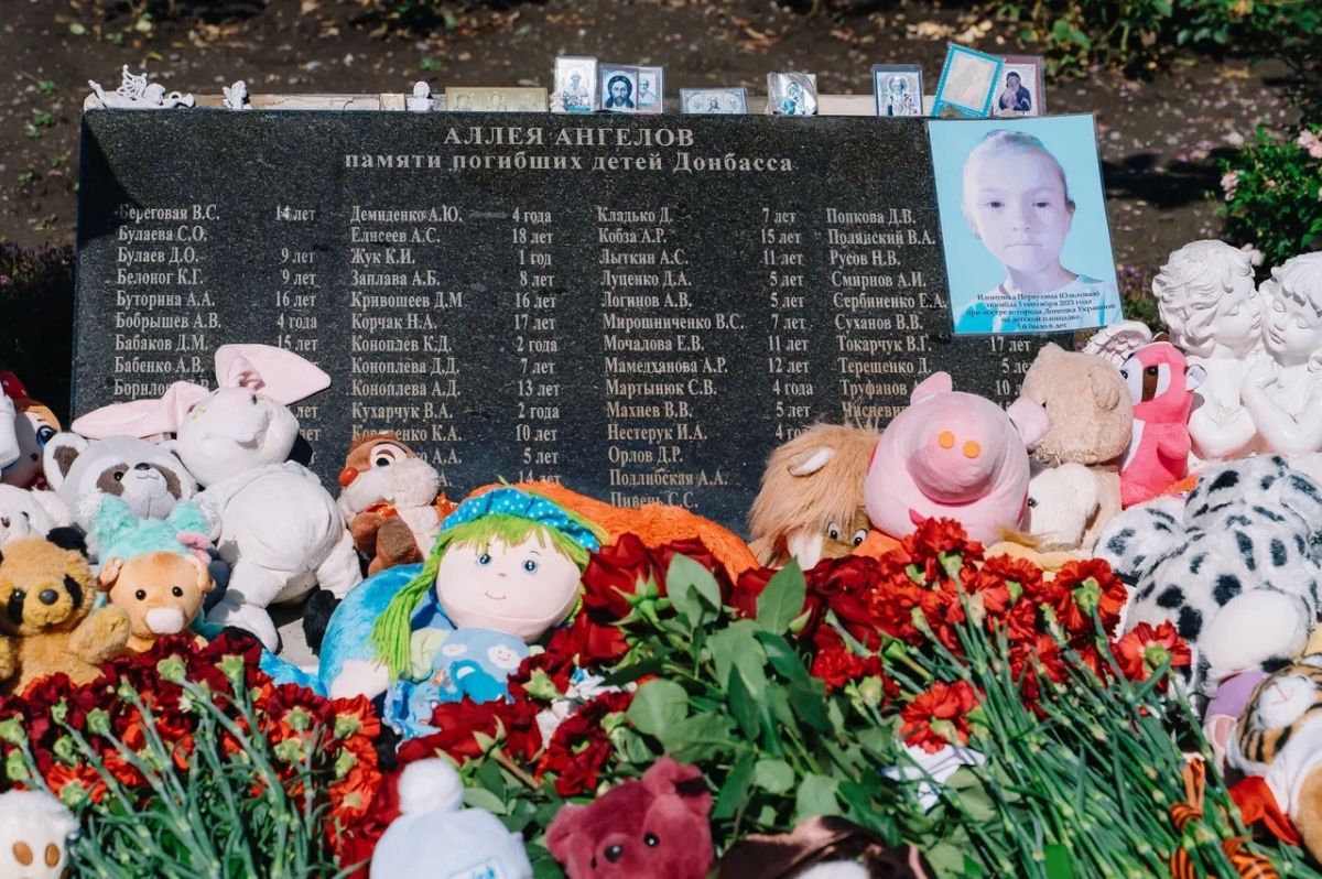 Аллея Ангелов – укор бездушному миру: в Донецке склонили головы в память о погибших детях Аллея Ангелов – укор бездушному миру: в Донецке склонили головы в память о погибших детях