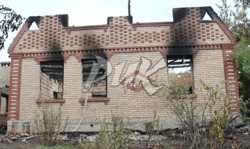 Последствия атаки БПЛА ВСУ по частному дому в Горловке публикует мэр Приходько