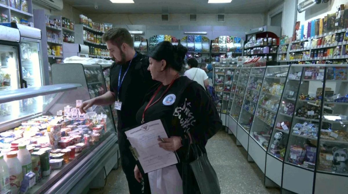 Активисты Народного контроля осуществили проверку ряда магазинов в Центрально-Городском районе Горловки Активисты Народного контроля осуществили проверку ряда магазинов в Центрально-Городском районе Горловки