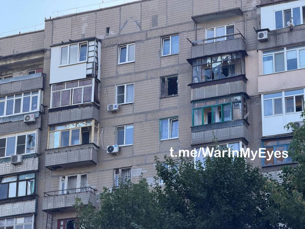 ВСУ нанесли удар по торговым павильонам в Калининском районе Донецка сегодня ночью, также повреждено остекление многоквартирного дома ВСУ нанесли удар по торговым павильонам в Калининском районе Донецка сегодня ночью, также повреждено остекление многоквартирного дома
