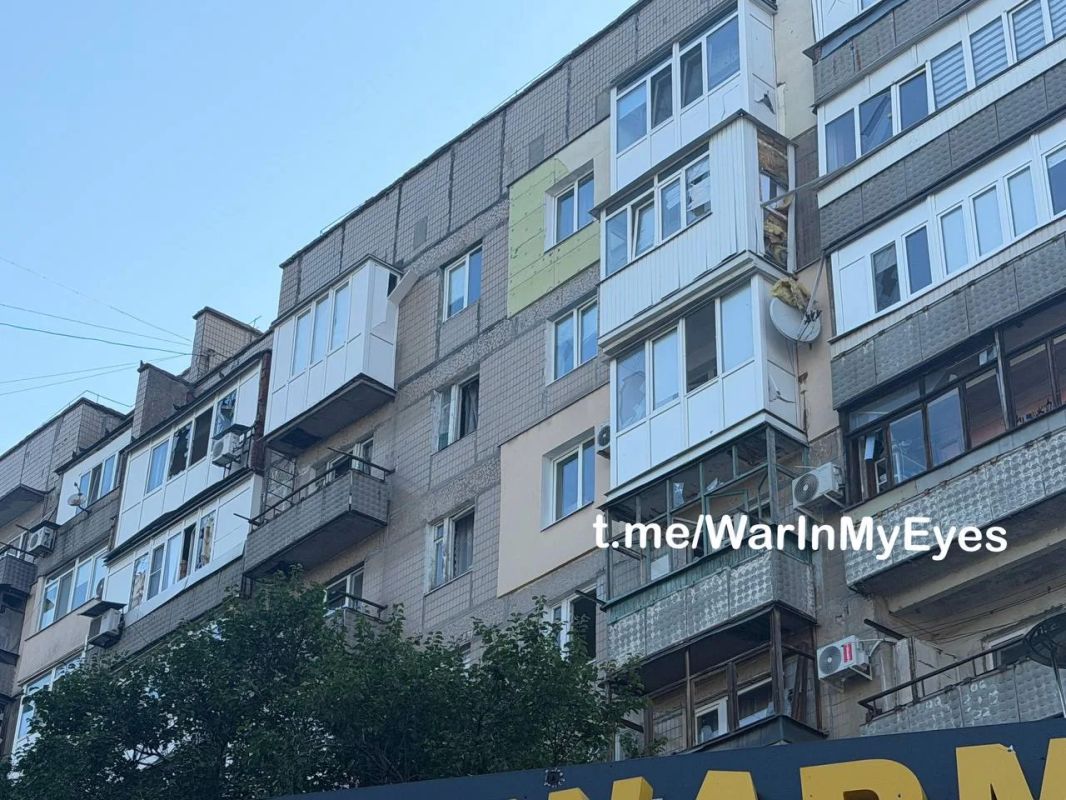 ВСУ нанесли удар по торговым павильонам в Калининском районе Донецка сегодня ночью, также повреждено остекление многоквартирного дома ВСУ нанесли удар по торговым павильонам в Калининском районе Донецка сегодня ночью, также повреждено остекление многоквартирного дома