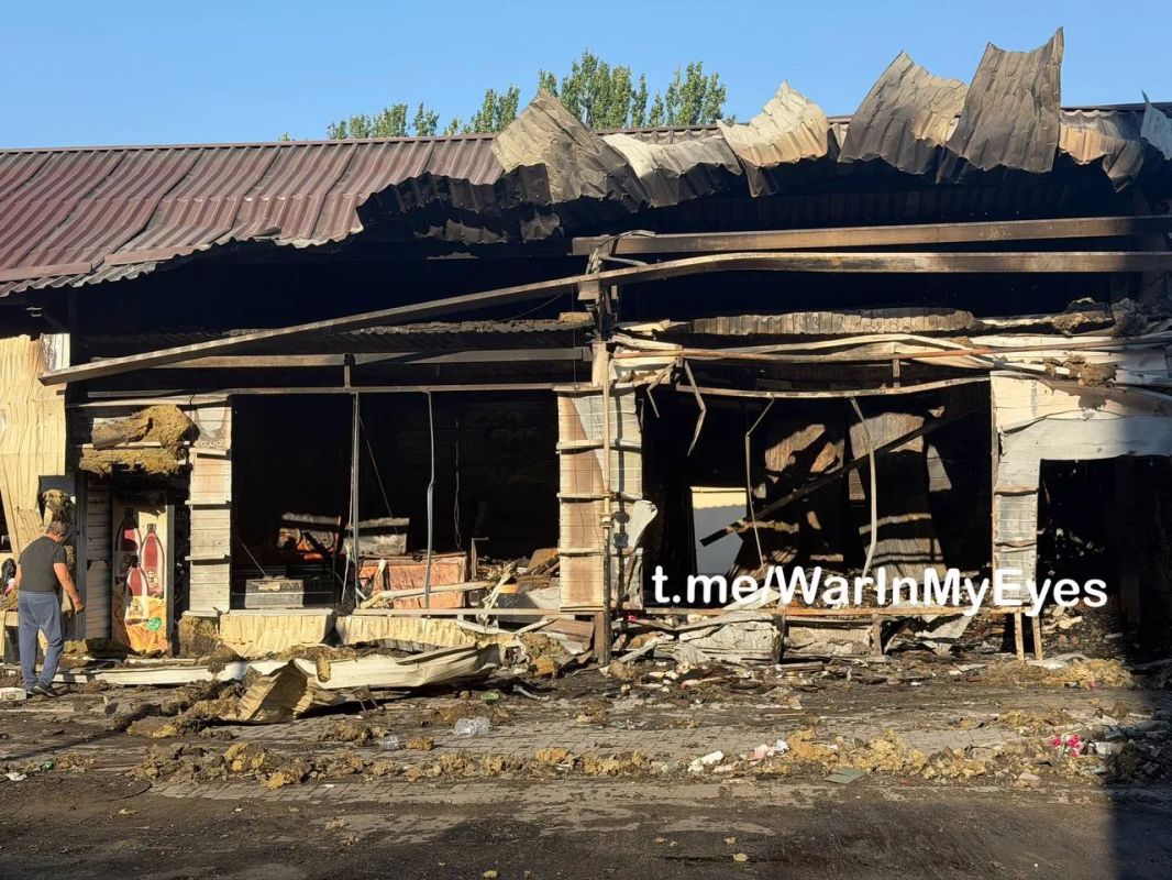 ВСУ нанесли удар по торговым павильонам в Калининском районе Донецка сегодня ночью, также повреждено остекление многоквартирного дома ВСУ нанесли удар по торговым павильонам в Калининском районе Донецка сегодня ночью, также повреждено остекление многоквартирного дома