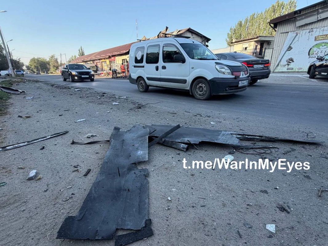 ВСУ нанесли удар по торговым павильонам в Калининском районе Донецка сегодня ночью, также повреждено остекление многоквартирного дома ВСУ нанесли удар по торговым павильонам в Калининском районе Донецка сегодня ночью, также повреждено остекление многоквартирного дома
