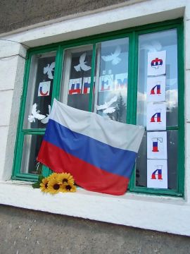 Калининский район Горловки встречает День Государственного флага Российской Федерации в атмосфере патриотизма