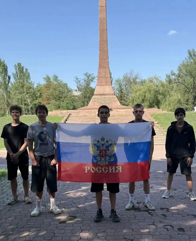 Под одним флагом: две истории патриотизма Под одним флагом: две истории патриотизма