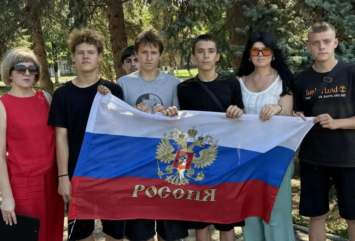 Под одним флагом: две истории патриотизма Под одним флагом: две истории патриотизма