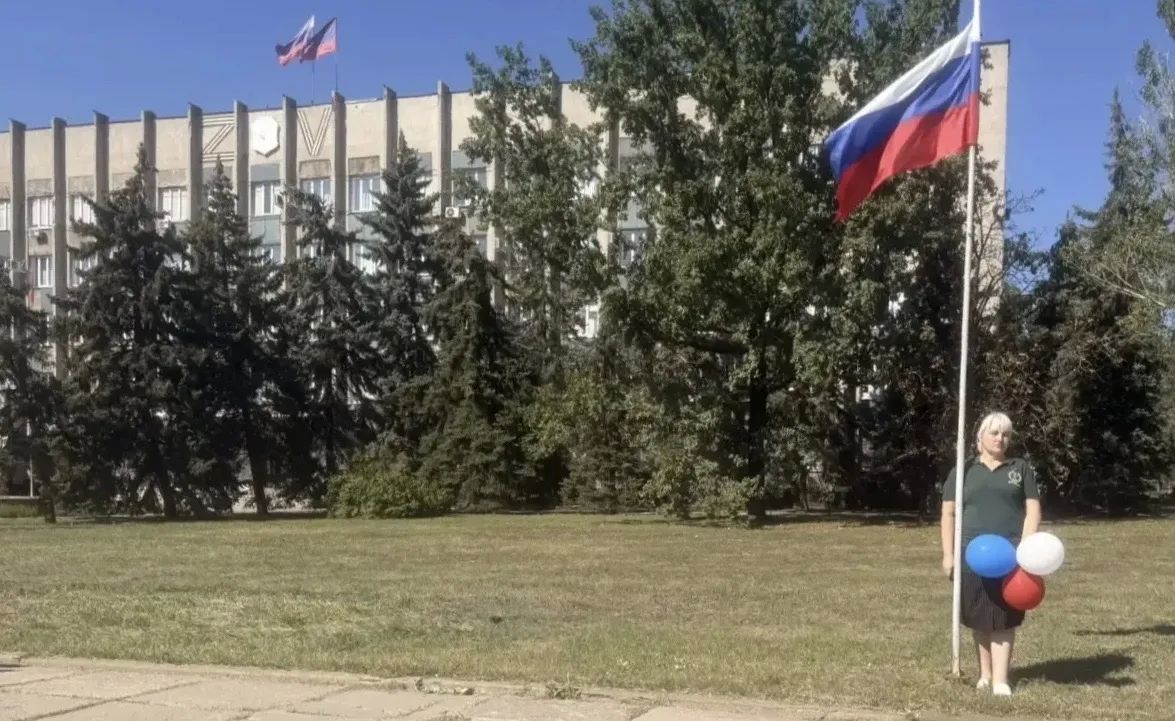 Триколор: акция по раздаче воздушных шаров в цветах флага в Горловке Триколор: акция по раздаче воздушных шаров в цветах флага в Горловке