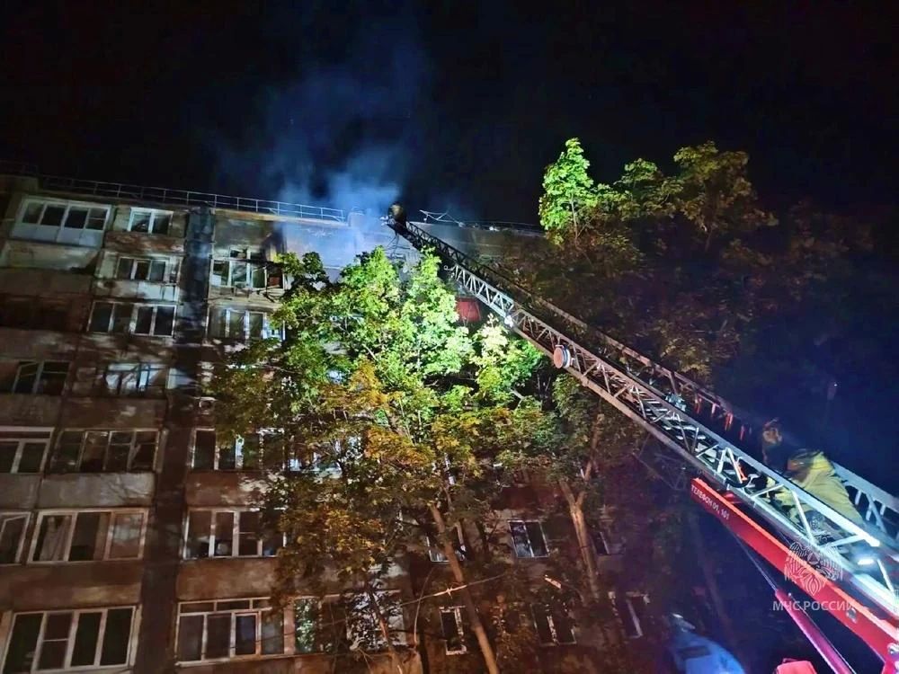 Три квартиры уничтожены полностью: из-за атаки БПЛА в Макеевке ночью горела девятиэтажка