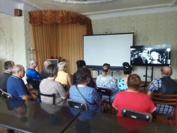 Золотой фонд и новые горизонты: в Калининском районе Горловки отпраздновали День российского кино
