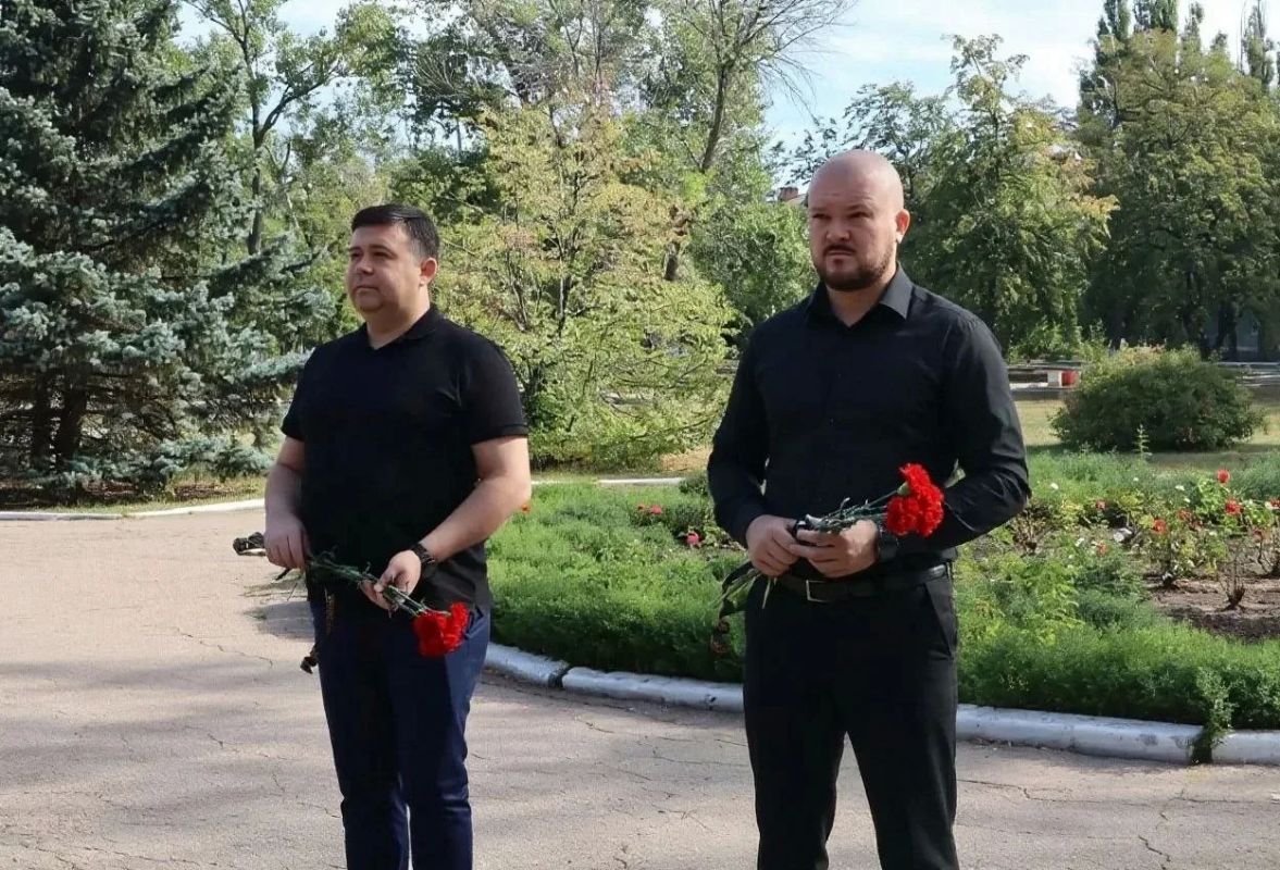 В Центрально-Городском внутригородском районе Горловки возложили цветы в память о первом главе Донецкой Народной Республики В Центрально-Городском внутригородском районе Горловки возложили цветы в память о первом главе Донецкой Народной Республики