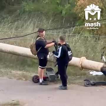 Подрастающие Рэмбо и полковник Траутман сняли с дерева сбитый украинский дрон в Горловке