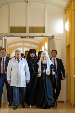 Патриарх Кирилл навестил в больнице раненого митрополита из Горловки Митрофана