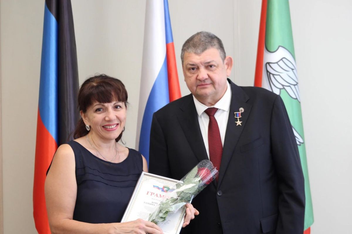 Иван Приходько: Сегодня, 4 сентября, в преддверии Дня города, мы чествуем горловчан, которые на протяжении многих лет ковали славу нашей малой Родины, создавали её трудовую историю, развивали промышленность, медицину... Иван Приходько: Сегодня, 4 сентября, в преддверии Дня города, мы чествуем горловчан, которые на протяжении многих лет ковали славу нашей малой Родины, создавали её трудовую историю, развивали промышленность, медицину...