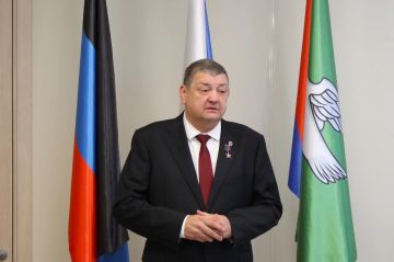 Иван Приходько: Сегодня, 4 сентября, в преддверии Дня города, мы чествуем горловчан, которые на протяжении многих лет ковали славу нашей малой Родины, создавали её трудовую историю, развивали промышленность, медицину...