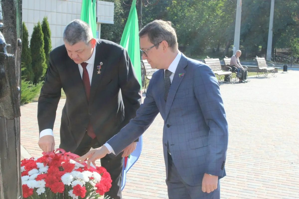 Роман Конев: В честь 247-летия Горловки совместно с главой муниципального образования Иваном Сергеевичем Приходько почтили память основателя города Петра Николаевича Горлова, возложив цветы к его памятнику Роман Конев: В честь 247-летия Горловки совместно с главой муниципального образования Иваном Сергеевичем Приходько почтили память основателя города Петра Николаевича Горлова, возложив цветы к его памятнику