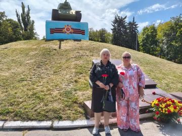 Донбасс — земля героев. В преддверии памятной даты освобождения Донбасса Горловское отделение Комитета семей воинов Отечества ДНР, во главе с Оксаной Верховской, возложили цветы в сквере Красной Армии к легендарному...