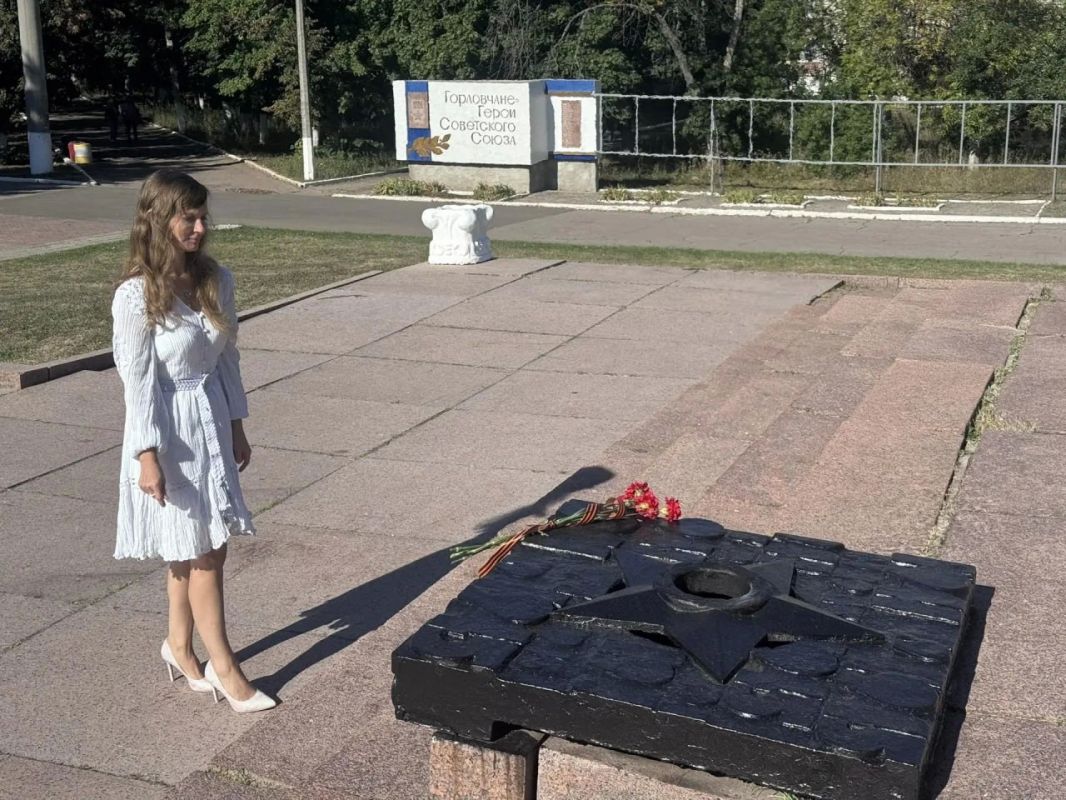 В Центрально-Городском внутригородском районе Горловки прошло возложение цветов В Центрально-Городском внутригородском районе Горловки прошло возложение цветов