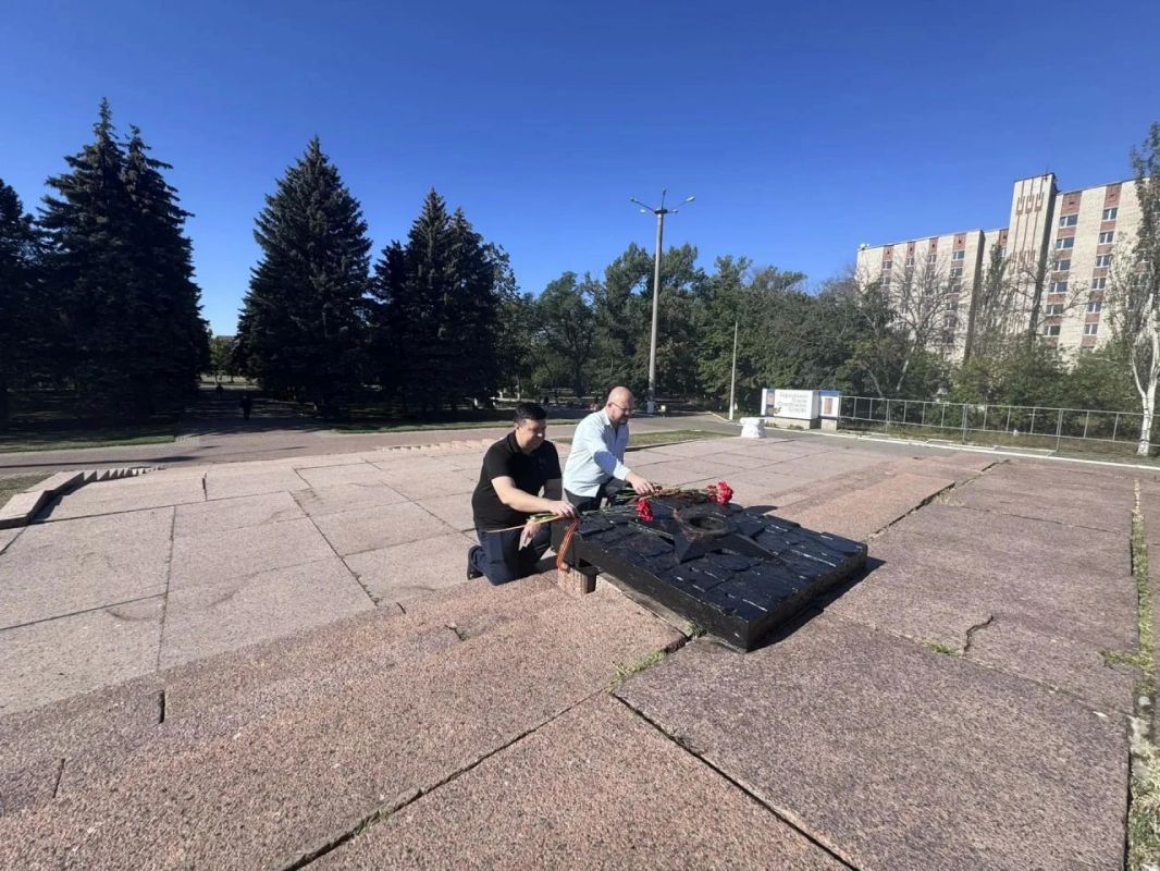 В Центрально-Городском внутригородском районе Горловки прошло возложение цветов В Центрально-Городском внутригородском районе Горловки прошло возложение цветов