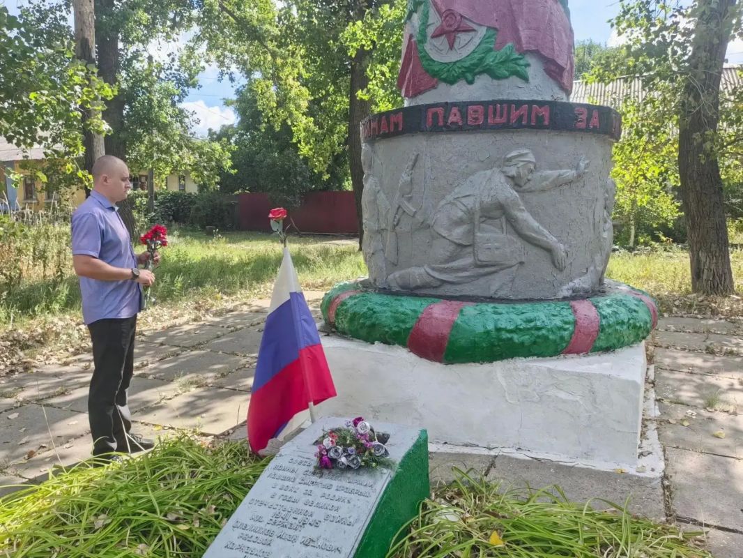 В Никитовском внутригородском районе Горловки прошло возложение цветов в честь Дня освобождения Донбасса В Никитовском внутригородском районе Горловки прошло возложение цветов в честь Дня освобождения Донбасса