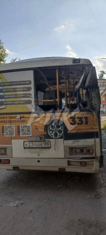 В результате атак БПЛА ВСУ в Горловке повреждены 2 пассажирских автобуса В результате атак БПЛА ВСУ в Горловке повреждены 2 пассажирских автобуса