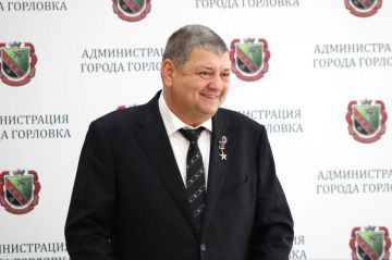 Иван Приходько: Сегодня вручил заслуженные награды юнармейцам Горловки – ребятам, для которых слова «долг», «честь» и «служение» – не пустой звук и не строчки из учебника, а жизненные ориентиры, подтверждённые реальными...