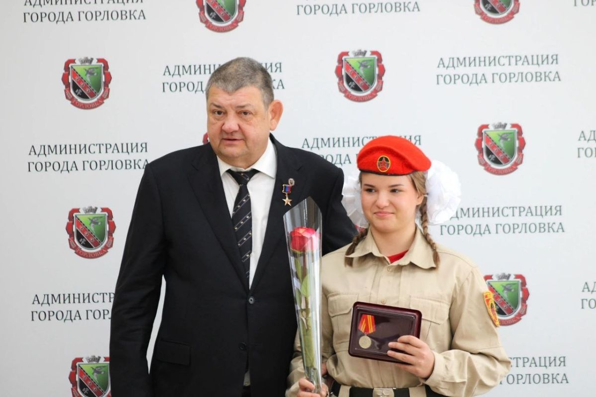 Иван Приходько: Сегодня вручил заслуженные награды юнармейцам Горловки – ребятам, для которых слова «долг», «честь» и «служение» – не пустой звук и не строчки из учебника, а жизненные ориентиры, подтверждённые реальными... Иван Приходько: Сегодня вручил заслуженные награды юнармейцам Горловки – ребятам, для которых слова «долг», «честь» и «служение» – не пустой звук и не строчки из учебника, а жизненные ориентиры, подтверждённые реальными...