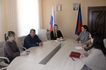 Роман Конев: 15 сентября 2026 года депутаты Горловского городского совета от фракции «Единая Россия» — София Потапова, Олег Сладкевич, Елена Кузьмина — провели встречи с трудовыми коллективами