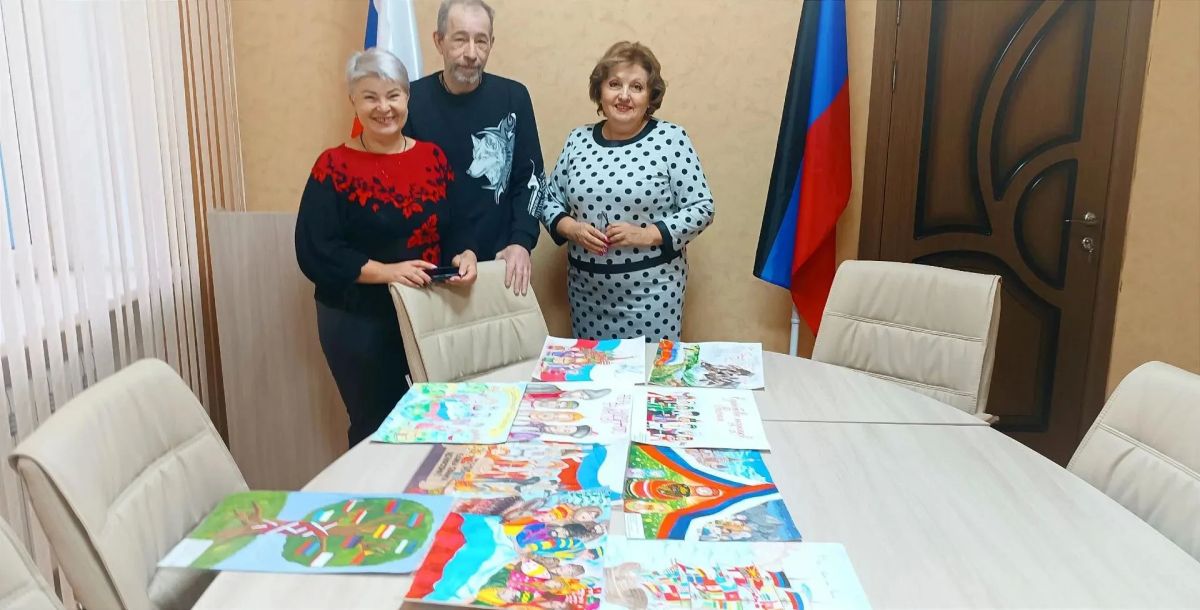 В единстве наша сила. При поддержке администрации городского округа Горловка в Центре культурного развития «Вертикаль» (город Пущино, Московская область) состоялась выставка рисунков ребят из Горловки «Мир глазами детей... В единстве наша сила. При поддержке администрации городского округа Горловка в Центре культурного развития «Вертикаль» (город Пущино, Московская область) состоялась выставка рисунков ребят из Горловки «Мир глазами детей...