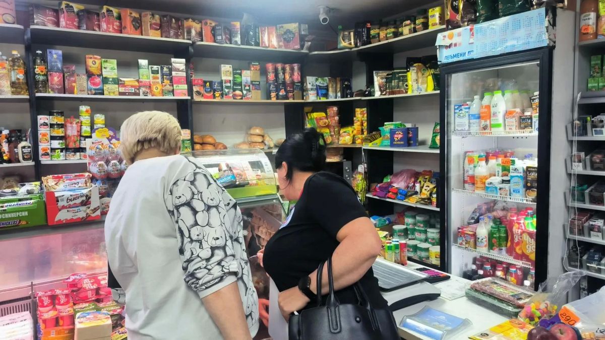 Активисты Народного контроля осуществили проверку ряда магазинов в Калининском районе Горловки Активисты Народного контроля осуществили проверку ряда магазинов в Калининском районе Горловки