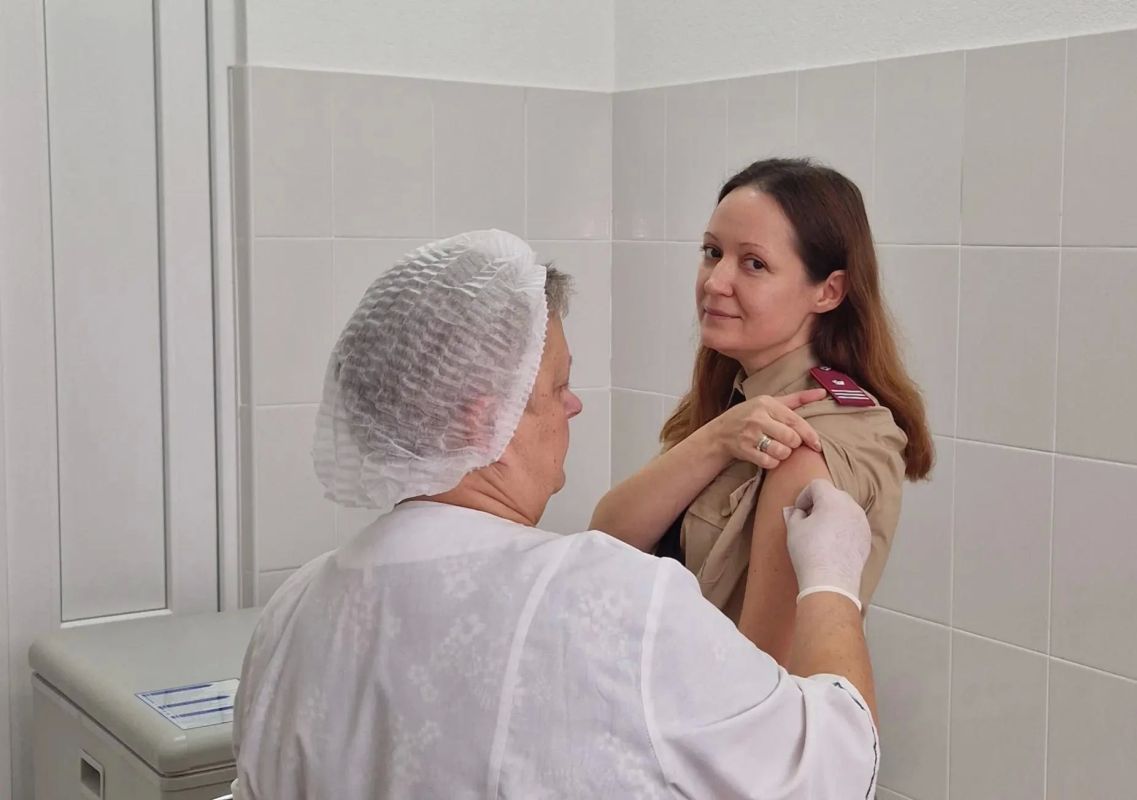 Надежная защита в сезон простуд: в Горловке проводится вакцинация от гриппа Надежная защита в сезон простуд: в Горловке проводится вакцинация от гриппа