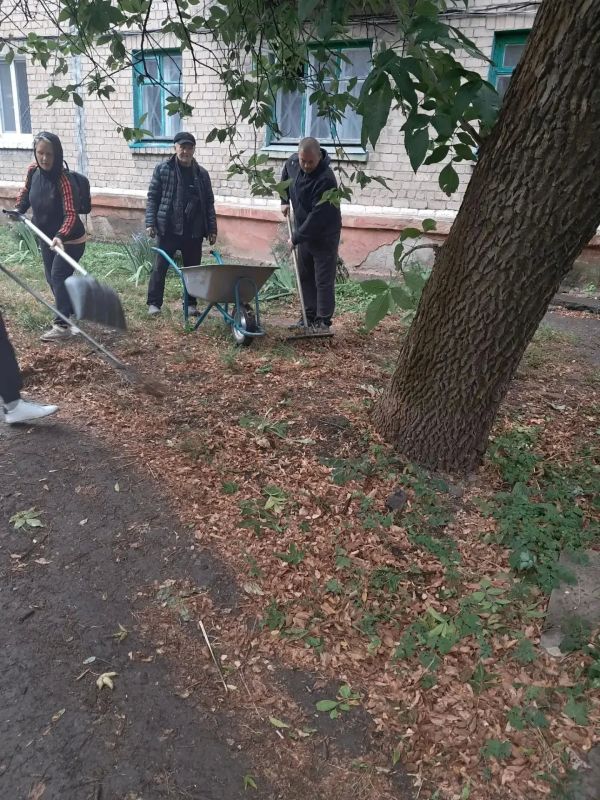 Старшие по домам показали пример: в Горловке прошёл субботник «Чистый четверг» в рамках проекта партии «Единая Россия» «Управдом» Старшие по домам показали пример: в Горловке прошёл субботник «Чистый четверг» в рамках проекта партии «Единая Россия» «Управдом»