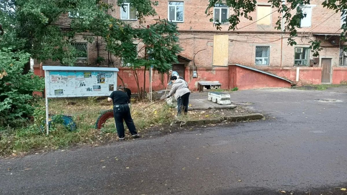 Старшие по домам показали пример: в Горловке прошёл субботник «Чистый четверг» в рамках проекта партии «Единая Россия» «Управдом» Старшие по домам показали пример: в Горловке прошёл субботник «Чистый четверг» в рамках проекта партии «Единая Россия» «Управдом»