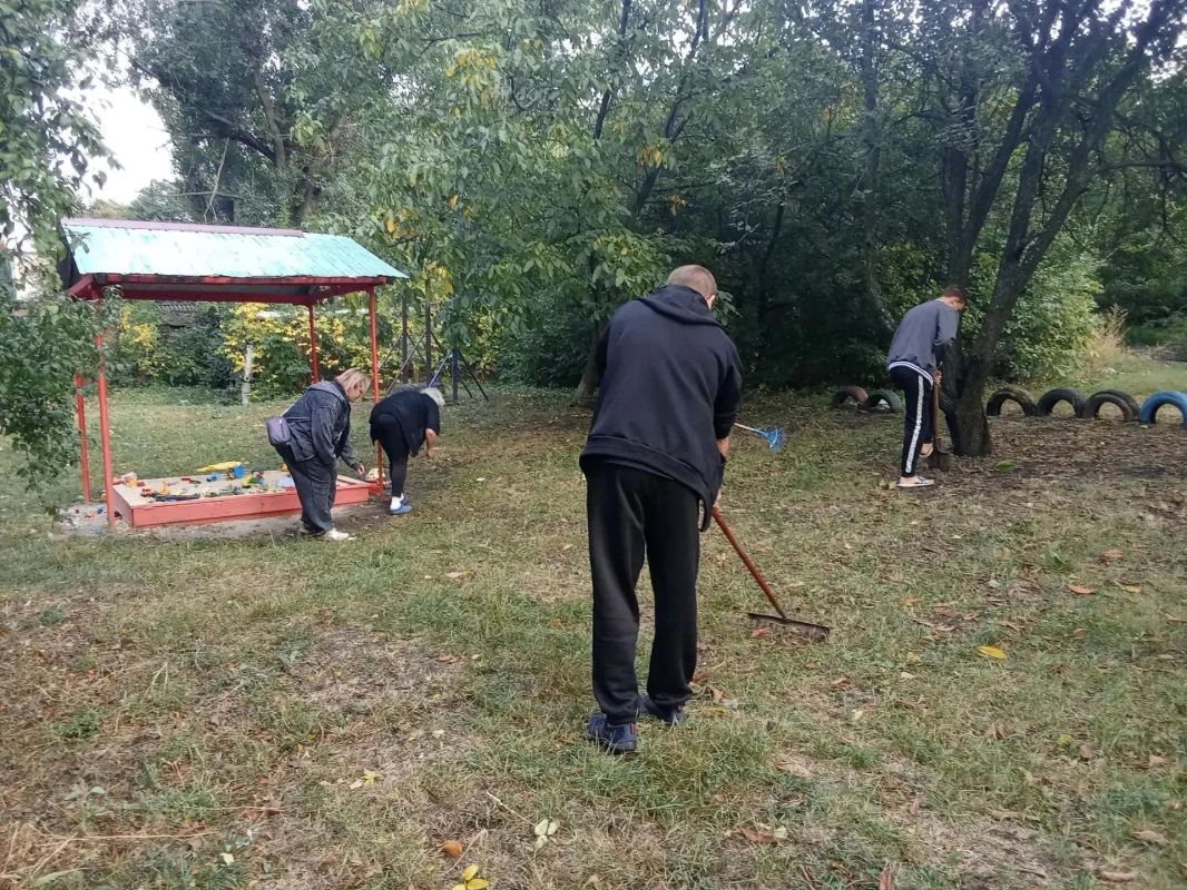 Старшие по домам показали пример: в Горловке прошёл субботник «Чистый четверг» в рамках проекта партии «Единая Россия» «Управдом» Старшие по домам показали пример: в Горловке прошёл субботник «Чистый четверг» в рамках проекта партии «Единая Россия» «Управдом»