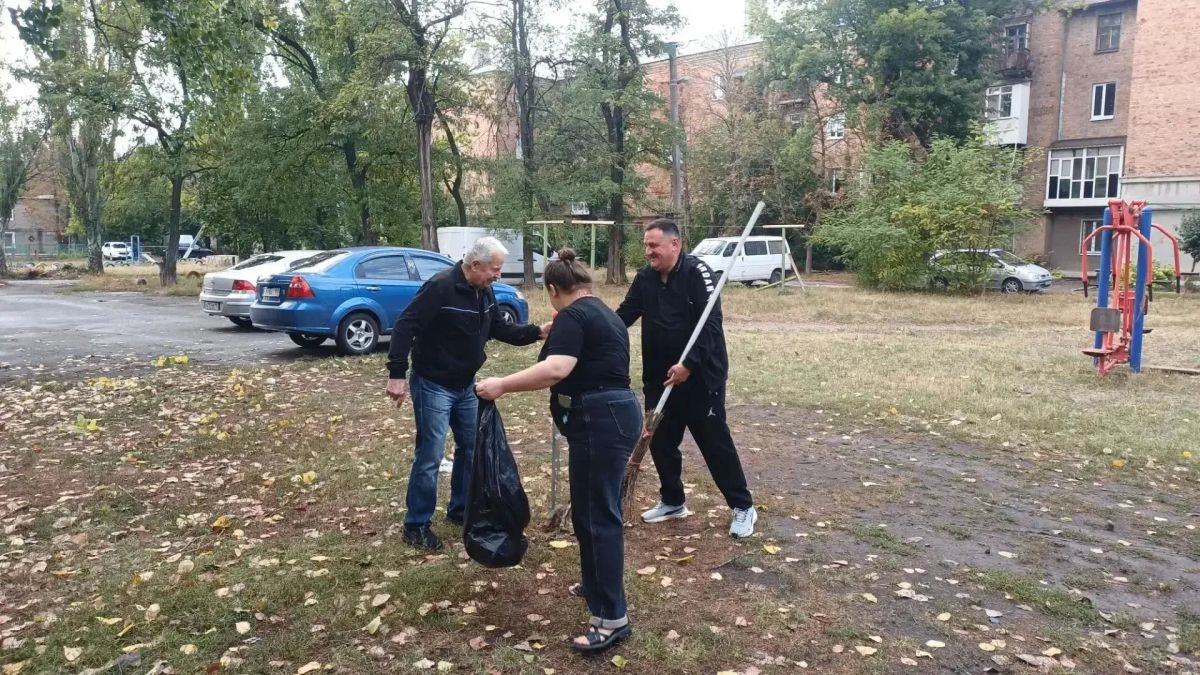 Старшие по домам показали пример: в Горловке прошёл субботник «Чистый четверг» в рамках проекта партии «Единая Россия» «Управдом» Старшие по домам показали пример: в Горловке прошёл субботник «Чистый четверг» в рамках проекта партии «Единая Россия» «Управдом»