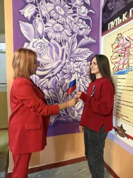 В Никитовском районе Горловки прошла акция по раздаче лент в цветах флага Российской Федерации и Донецкой Народной Республики