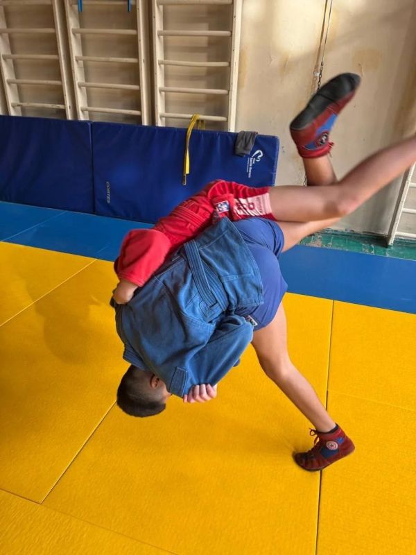 Роман Конев: Горловские самбисты вышли на ковёр! В «Спортивной школе № 1» прошёл «День борьбы» — открытое занятие, организованное в рамках проекта «Выбор сильных» партии «Единая Россия» Роман Конев: Горловские самбисты вышли на ковёр! В «Спортивной школе № 1» прошёл «День борьбы» — открытое занятие, организованное в рамках проекта «Выбор сильных» партии «Единая Россия»