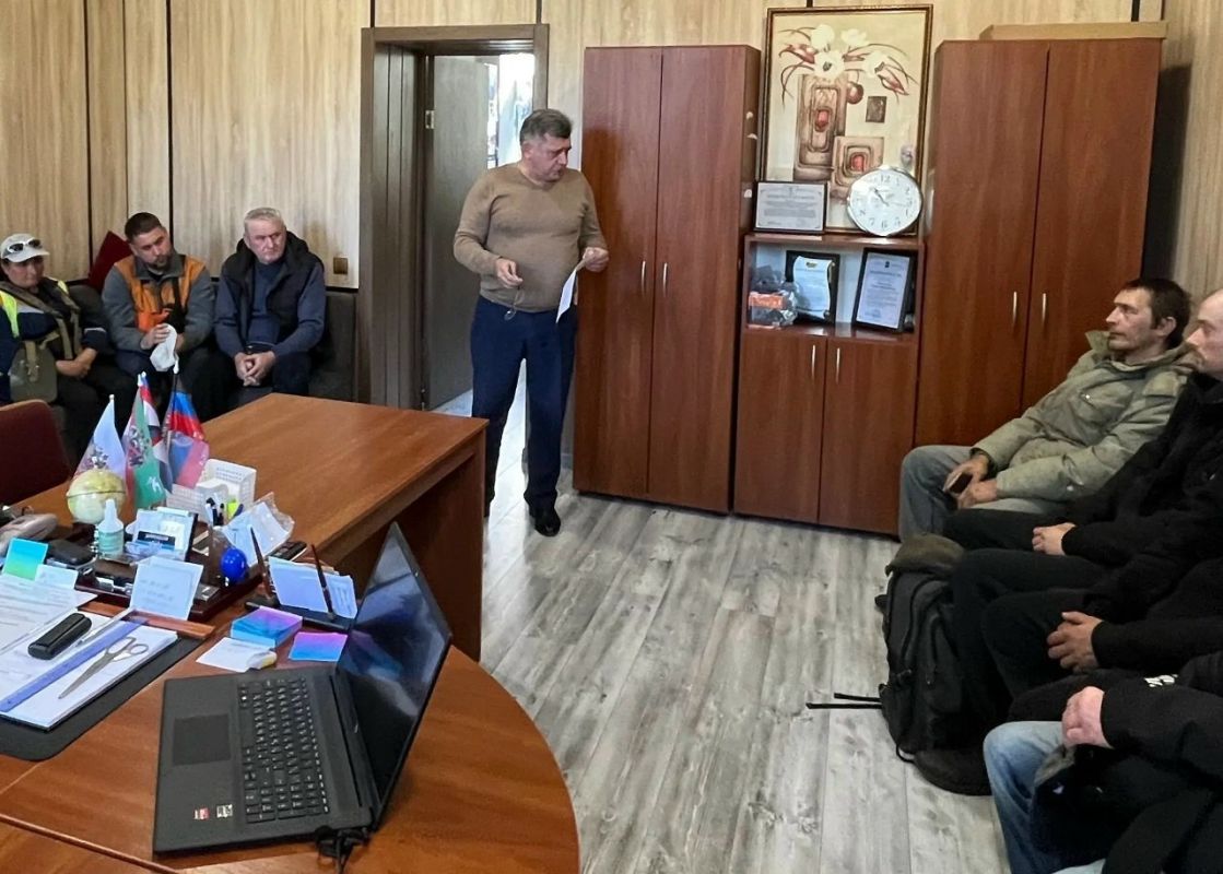 14 октября 2026 года депутаты Горловского городского совета от фракции «Единая Россия» — Роман Конев, София Потапова, Сергей Третьяков, Марина Караван и Александр Кунов провели встречи с трудовыми коллективами 14 октября 2026 года депутаты Горловского городского совета от фракции «Единая Россия» — Роман Конев, София Потапова, Сергей Третьяков, Марина Караван и Александр Кунов провели встречи с трудовыми коллективами