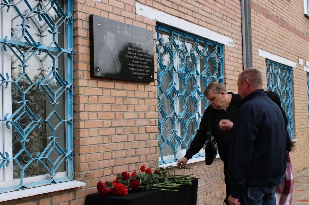 Иван Приходько: Сегодня вместе с братом Армена Нагапетовича — Аликом Нагапетовичем — мы открыли мемориальную доску в честь замечательного человека, почётного гражданина города Горловки Армена Нагапетовича Саркисяна Иван Приходько: Сегодня вместе с братом Армена Нагапетовича — Аликом Нагапетовичем — мы открыли мемориальную доску в честь замечательного человека, почётного гражданина города Горловки Армена Нагапетовича Саркисяна