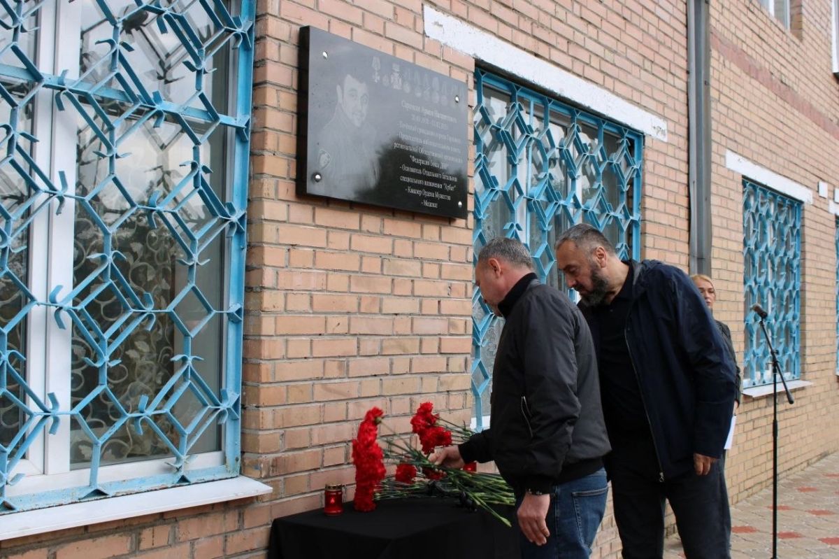 Иван Приходько: Сегодня вместе с братом Армена Нагапетовича — Аликом Нагапетовичем — мы открыли мемориальную доску в честь замечательного человека, почётного гражданина города Горловки Армена Нагапетовича Саркисяна Иван Приходько: Сегодня вместе с братом Армена Нагапетовича — Аликом Нагапетовичем — мы открыли мемориальную доску в честь замечательного человека, почётного гражданина города Горловки Армена Нагапетовича Саркисяна