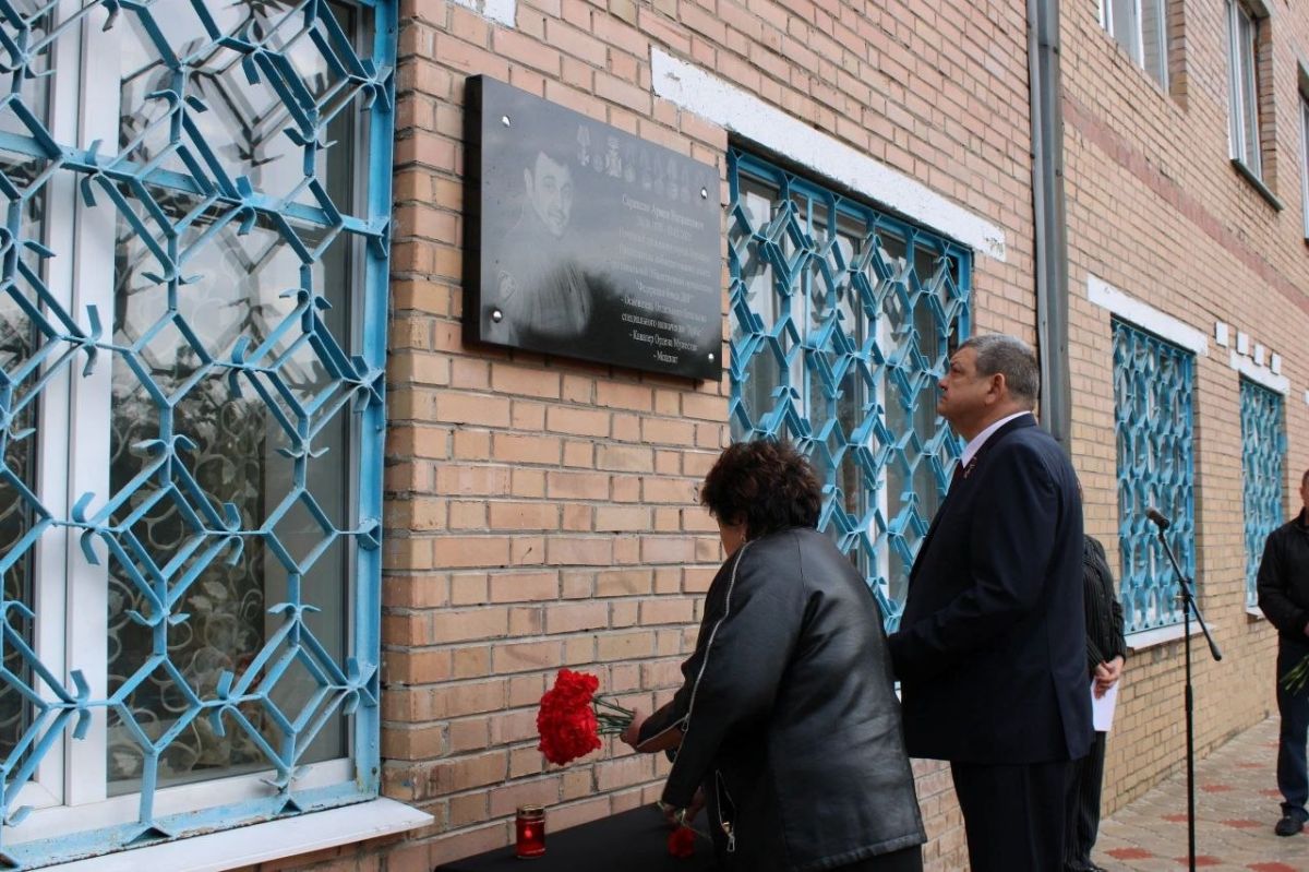 Иван Приходько: Сегодня вместе с братом Армена Нагапетовича — Аликом Нагапетовичем — мы открыли мемориальную доску в честь замечательного человека, почётного гражданина города Горловки Армена Нагапетовича Саркисяна Иван Приходько: Сегодня вместе с братом Армена Нагапетовича — Аликом Нагапетовичем — мы открыли мемориальную доску в честь замечательного человека, почётного гражданина города Горловки Армена Нагапетовича Саркисяна