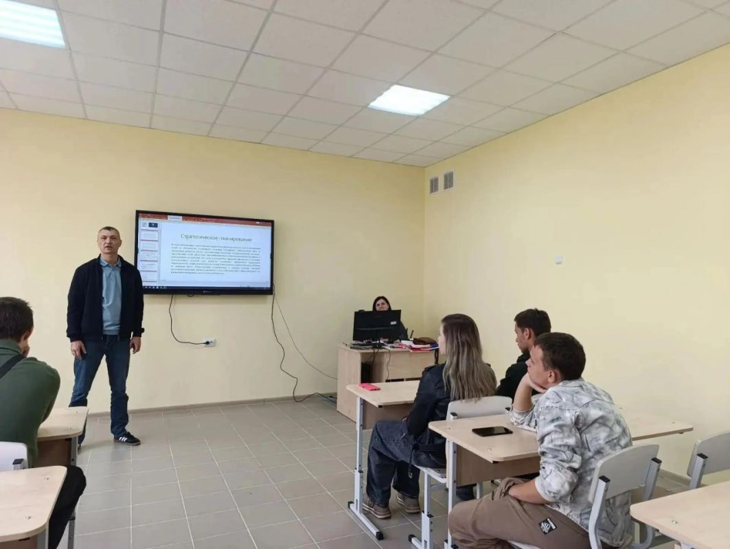 Роман Конев: В Горловском колледже городского хозяйства прошла встреча студентов и преподавателей с депутатом горсовета Максимом Лебедевым и представителями местной администрации Роман Конев: В Горловском колледже городского хозяйства прошла встреча студентов и преподавателей с депутатом горсовета Максимом Лебедевым и представителями местной администрации