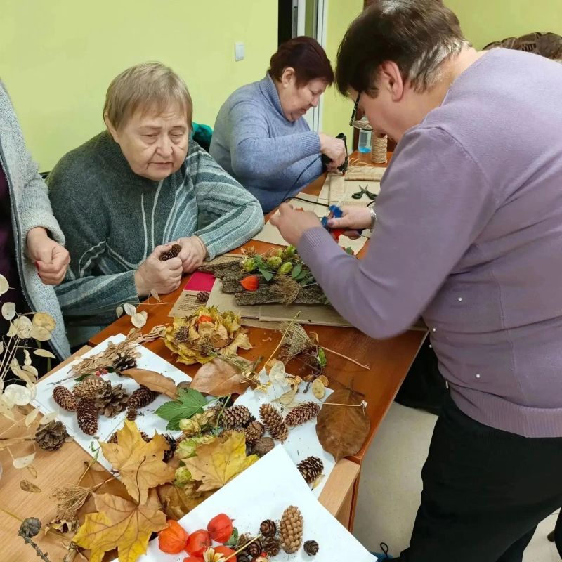 В Центре соцобслуживания населения Калининского района Горловки проходят творческие занятия В Центре соцобслуживания населения Калининского района Горловки проходят творческие занятия