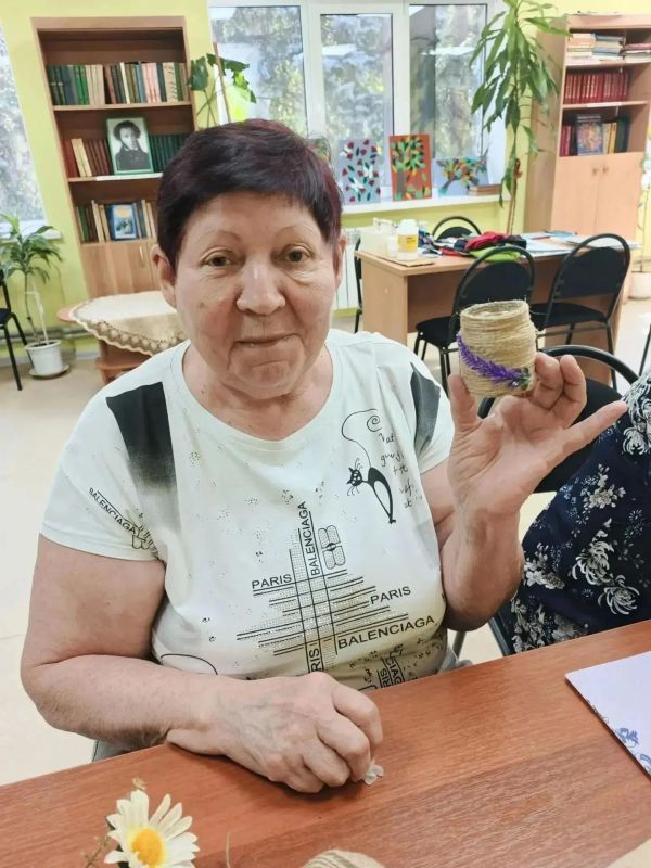 В Центре соцобслуживания населения Калининского района Горловки проходят творческие занятия В Центре соцобслуживания населения Калининского района Горловки проходят творческие занятия