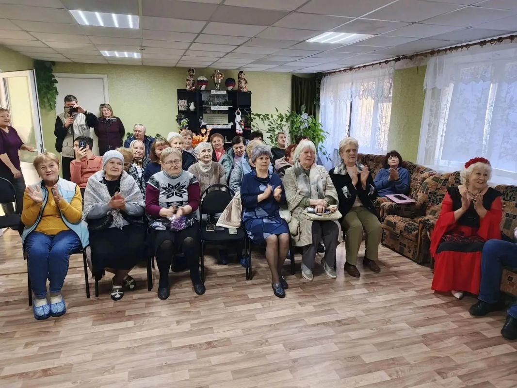 В Центре соцобслуживания Калининского района Горловки прошло выступление коллектива В Центре соцобслуживания Калининского района Горловки прошло выступление коллектива